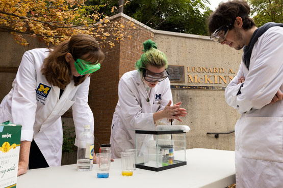 Estudiantes y profesores que realizan investigaciones sobre química verde en la Universidad de Michigan-Flint.