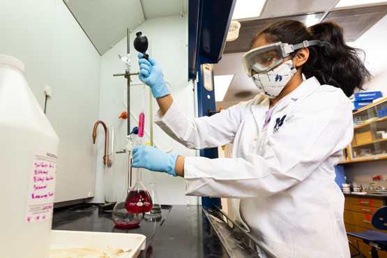 Estudiante que realiza una investigación en el laboratorio de química de la Universidad de Michigan-Flint.