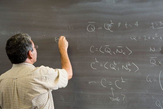 Profesor que imparte una clase de matemáticas en la Universidad de Michigan-Flint.