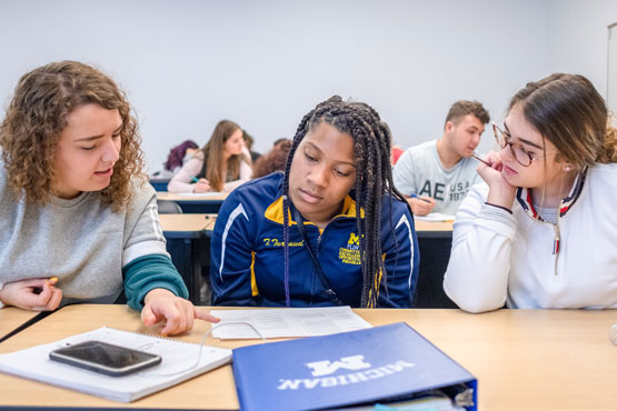 Estudiantes sentados en una clase de sociología en la Universidad de Michigan-Flint.