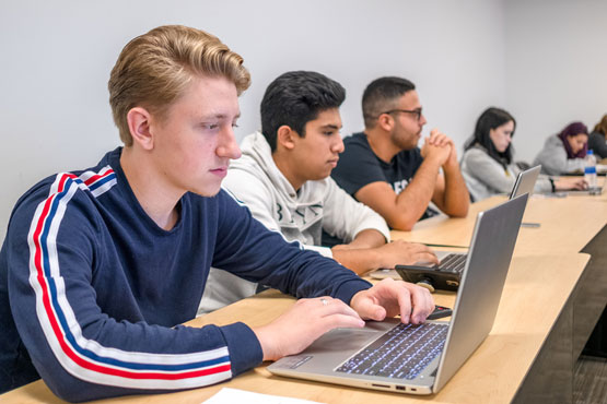 Estudiantes sentados en una clase de sociología en la Universidad de Michigan-Flint.