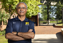 校长 Deba Dutta 站在密歇根大学弗林特分校校园外。